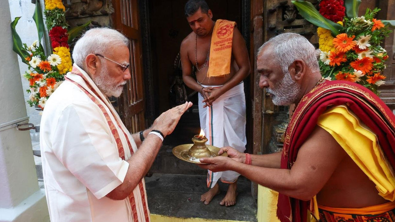 ராமநாதசுவாமி கோயிலில் பிரதமர் நரேந்திர மோடி சாமி தரிசனம்