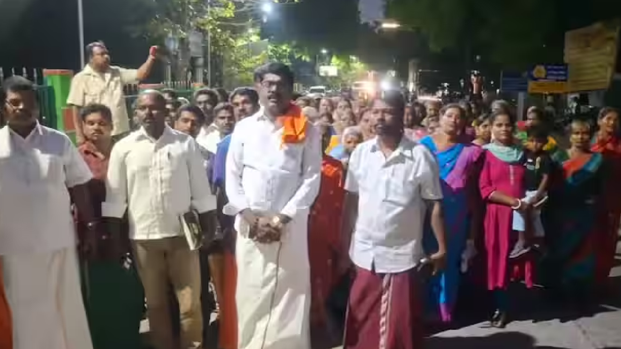 வக்ஃபு நிலத்தில் ஆக்கிரமிப்பு? நடு ரோட்டில் நிற்கும் கிராமம்! பரிதவிக்கும் இந்து குடும்பங்கள்!