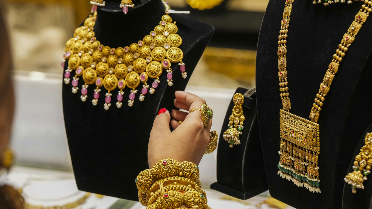 Gold price today: தலையில் பேரிடியாய் விழுந்த தங்கம் விலை.. புலம்பும் மக்கள்