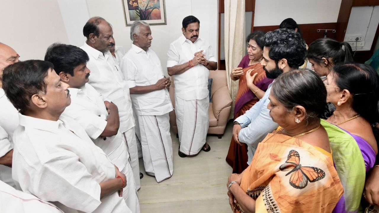 முன்னாள் அமைச்சரின் கணவர் மறைவு- அதிமுகவினர் நேரில் அஞ்சலி!