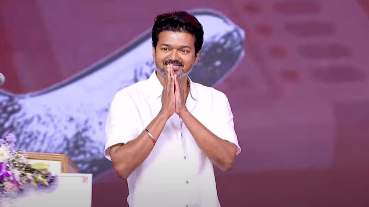 வேக வேகமாக வந்த புஸ்ஸி ஆனந்த்...மேடையில் இருந்து இறங்கிய விஜய்...தவெக கூட்டத்தில் பரபரப்பு
