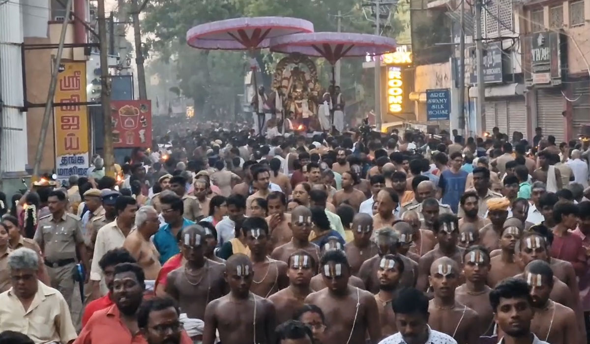 கருட சேவை வாகனத்தில் எழுந்தருளிய வரதராஜ பெருமாள்-கோவிந்தா...கோவிந்தா...முழக்கத்துடன் பக்தர்கள் சாமி தரிசனம்