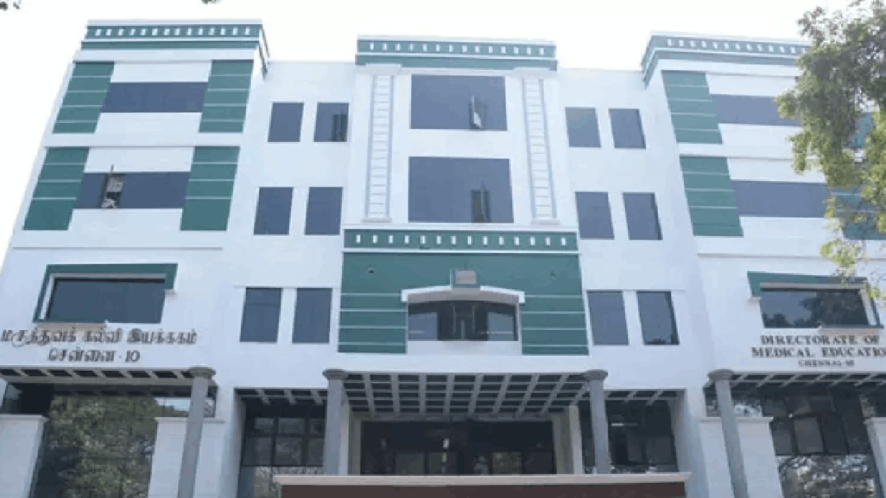 பல் மருத்துவமனை மருத்துவ கல்லூரியின் துறை தலைவர் பணியிடமாற்றம் - மருத்துவ கல்வி இயக்குநரகம் உத்தரவு