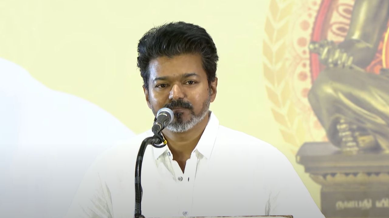 அப்பா- அம்மாவிடம் சொல்லுங்க.. கல்வி விருது விழாவில் கொக்கி போட்ட விஜய்