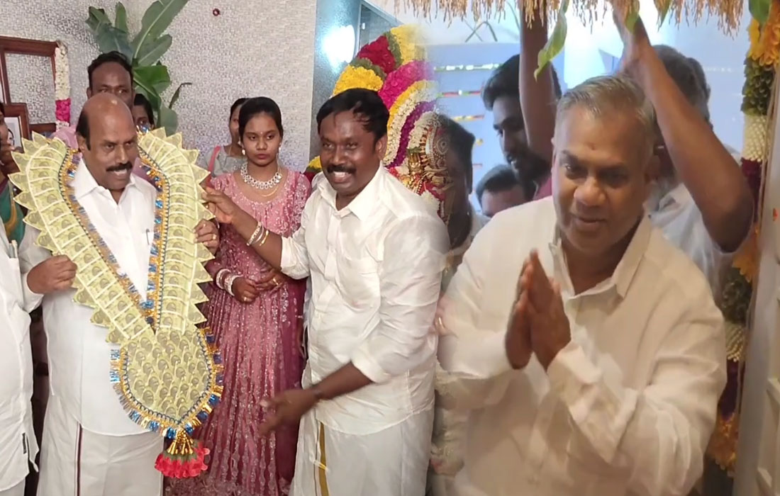   பணமாலை அணிவித்து அமைச்சருக்கு வரவேற்பு...தவெக மா.செ. செயலால் தி.மலையில் பரபரப்பு