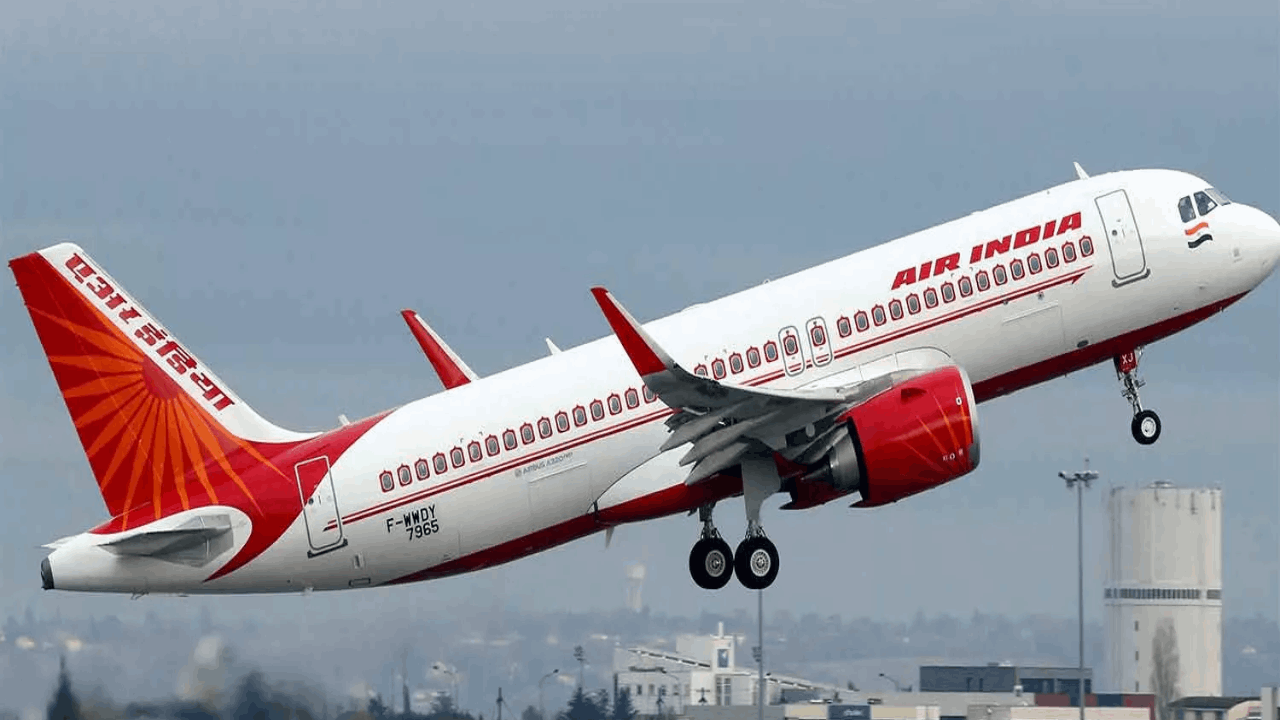  வெடிகுண்டு மிரட்டல்.. அவசரமாக தரையிறக்கப்பட்ட ஏர் இந்தியா விமானம்!