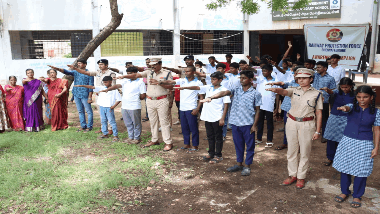 ரயில் பயணம் குறித்து மாணவர்களுக்கு ரயில்வே போலீசார் அறிவுரை!