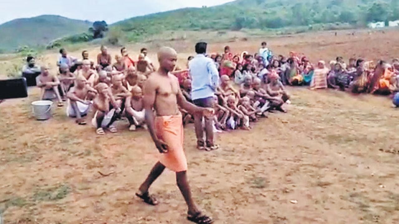 வேறு சாதியில் திருமணம்.. 40 பேருக்கு மொட்டை அடித்த கொடூரம்