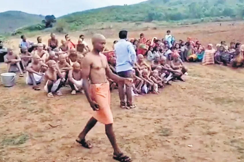வேறு சாதியில் திருமணம்.. 40 பேருக்கு மொட்டை அடித்த கொடூரம்
