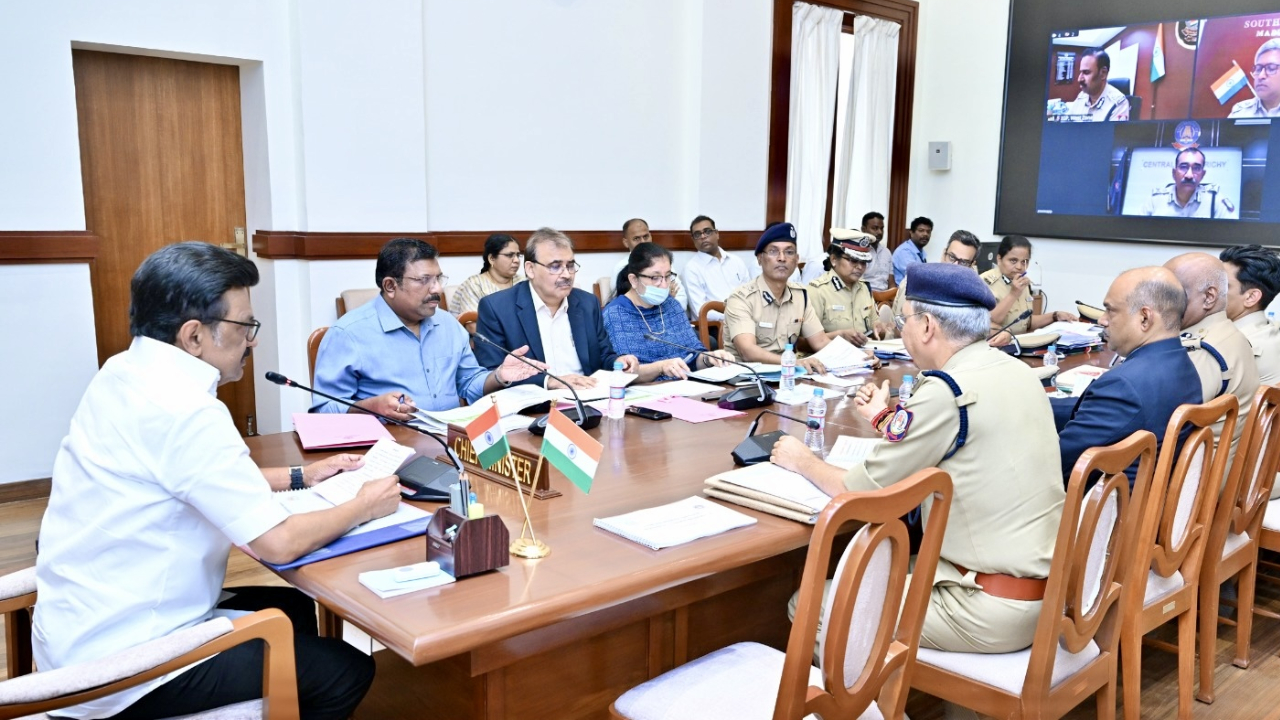 கண்ணியத்தோடு நடந்துகொள்ளுங்கள்.. காவல்துறைக்கு முதல்வர் அறிவுரை