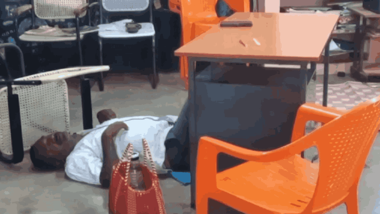 அரசு பள்ளியில் மதுபோதையில் மயங்கி விழுந்த ஆசிரியர்.. கல்வித்துறை அதிகாரிகள் நடவடிக்கை..! 