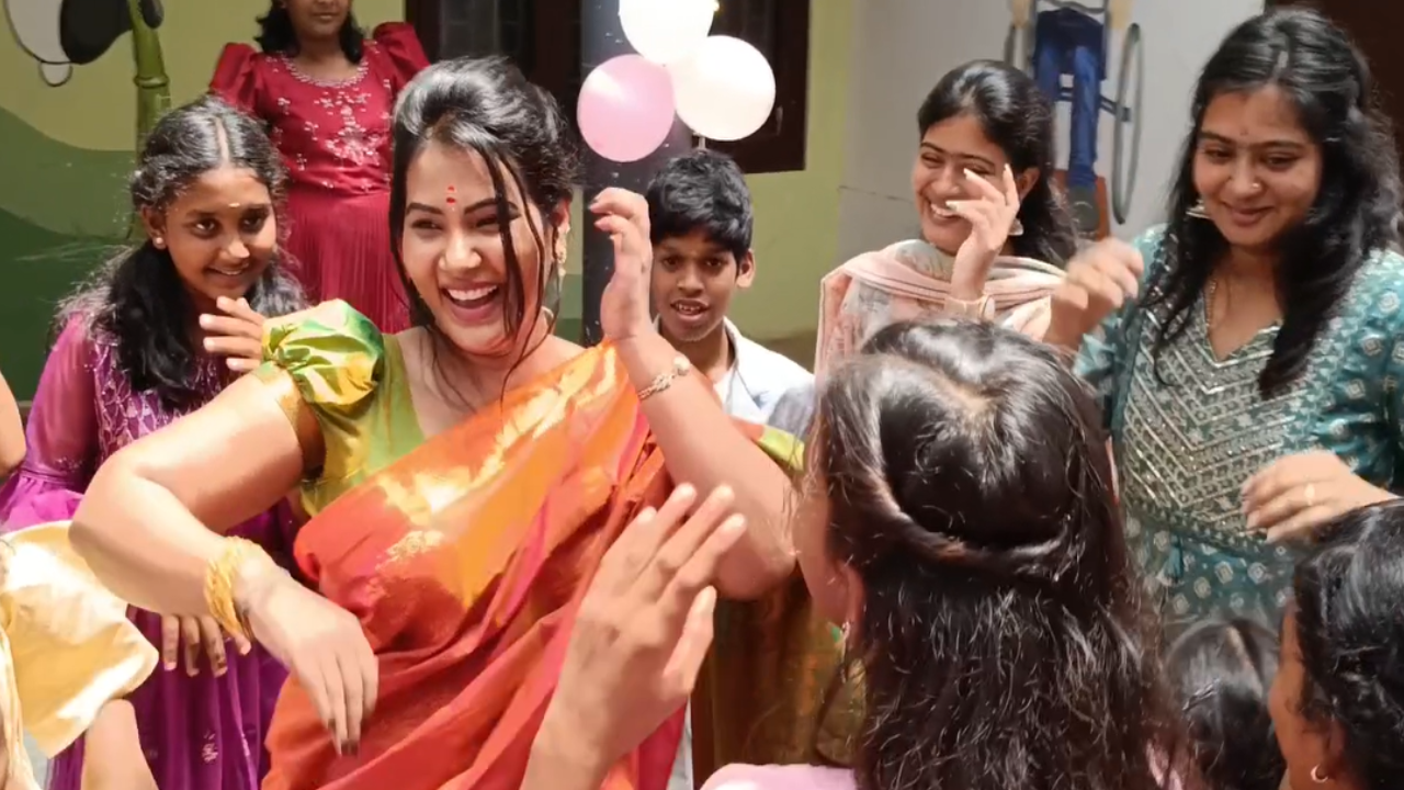 சிறுமிகளுடன் உற்சாகமாக நடனமாடிய பிரபல நடிகை