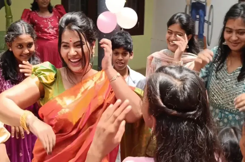 சிறுமிகளுடன் உற்சாகமாக நடனமாடிய பிரபல நடிகை