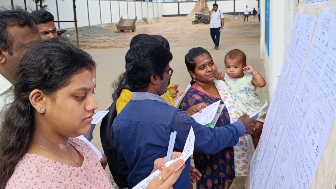 கோவை: 7 மாத கைக்குழந்தையுடன் TNPSC group 4 தேர்வு எழுத வந்த பெண்மணி!