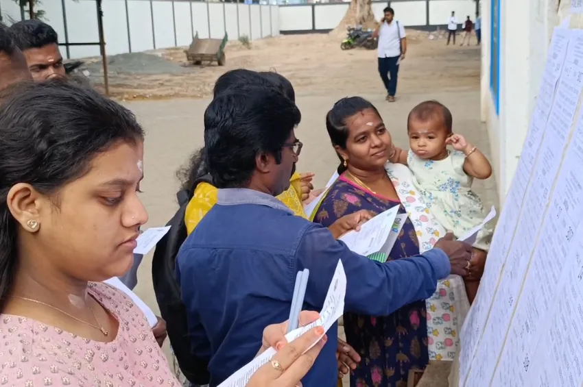கோவை: 7 மாத கைக்குழந்தையுடன் TNPSC group 4 தேர்வு எழுத வந்த பெண்மணி!