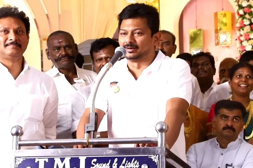 அரசியலில் அப்பா மகன் உறவு முக்கியம்- திருமண விழாவில் உதயநிதி பேச்சு 
