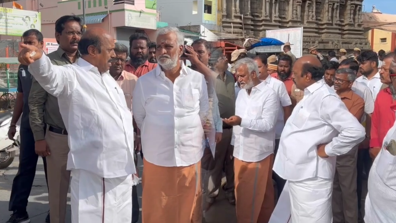  திருவண்ணாமலைக்கு படையெடுக்கும் பக்தர்கள்…வரிசையில் காத்திருந்த பக்தர்களுக்கு வாழைப்பழம் கொடுத்த அமைச்சர்
