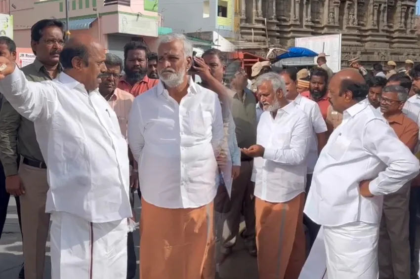  திருவண்ணாமலைக்கு படையெடுக்கும் பக்தர்கள்…வரிசையில் காத்திருந்த பக்தர்களுக்கு வாழைப்பழம் கொடுத்த அமைச்சர்