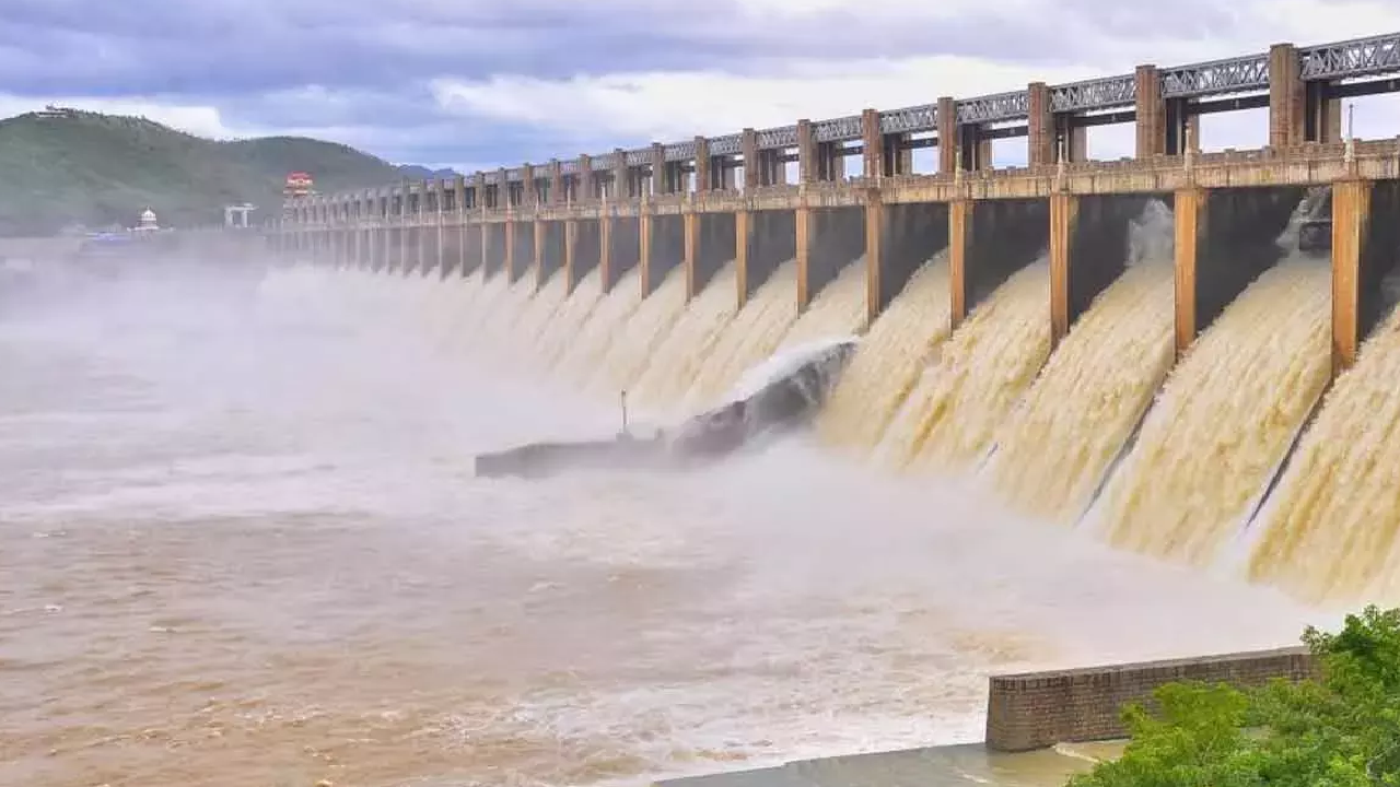 மூன்றாவது முறையாக நிரம்பிய மேட்டூர் அணை.. உபரிநீர் திறப்பால் வெள்ள அபாய எச்சரிக்கை!