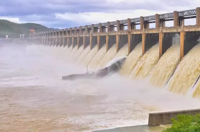 மூன்றாவது முறையாக நிரம்பிய மேட்டூர் அணை.. உபரிநீர் திறப்பால் வெள்ள அபாய எச்சரிக்கை!