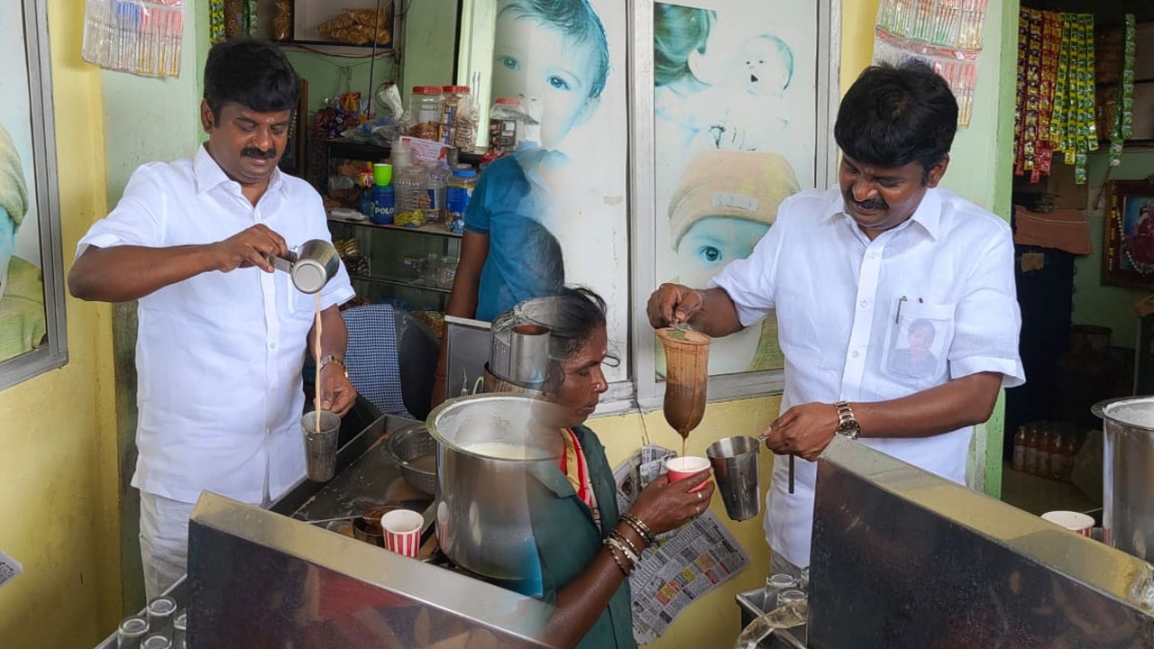  சக்கரை கம்மியா ஒரு டீ கேட்ட பெண்...உடனே போட்டு கொடுத்து சர்ப்ரைஸ் செய்த முன்னாள் அமைச்சர்