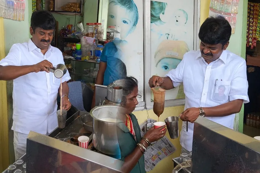   சக்கரை கம்மியா ஒரு டீ கேட்ட பெண்...உடனே போட்டு கொடுத்து சர்ப்ரைஸ் செய்த முன்னாள் அமைச்சர்
