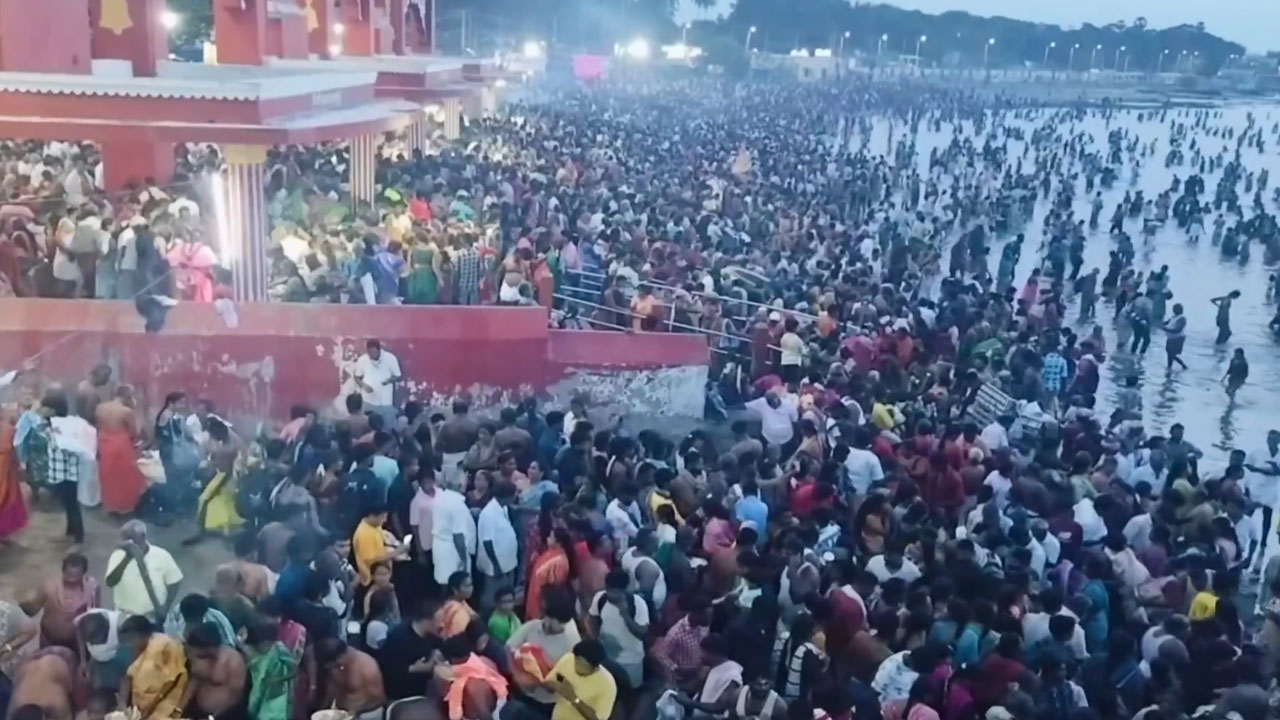   ஆடி அமாவாசை: ராமேஸ்வரம் அக்னி தீர்த்தத்தில் குவிந்த ஆயிரக்கணக்கான பக்தர்கள் 