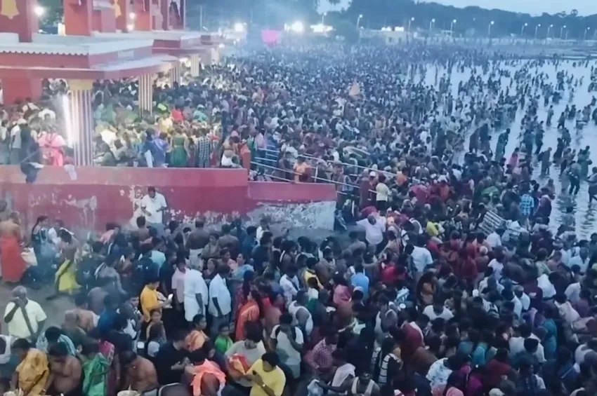   ஆடி அமாவாசை: ராமேஸ்வரம் அக்னி தீர்த்தத்தில் குவிந்த ஆயிரக்கணக்கான பக்தர்கள் 