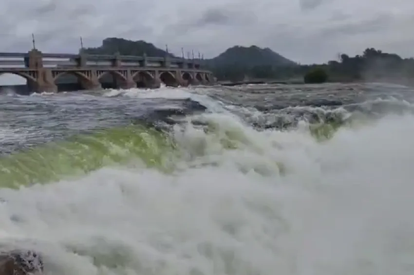 காவிரி கரையோர மக்களுக்கு வெள்ள அபாய எச்சரிக்கை.. படகு போக்குவரத்து நிறுத்தம்!