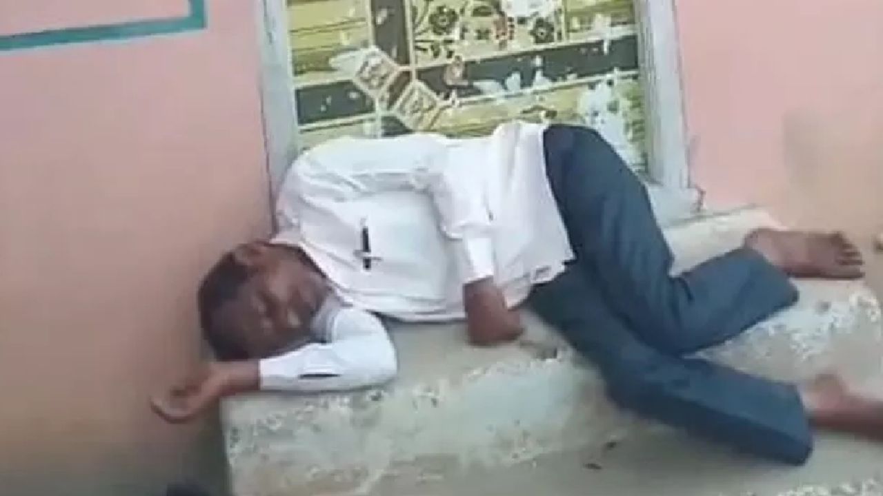 மதுபோதையில் பள்ளியில் தூங்கிய தலைமை ஆசிரியர்.. கர்நாடகாவில் அதிர்ச்சி
