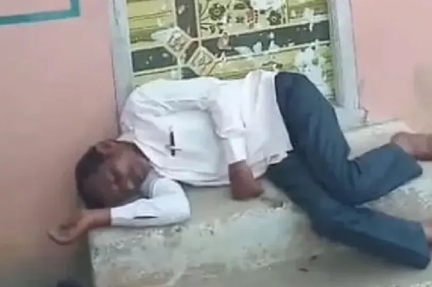 மதுபோதையில் பள்ளியில் தூங்கிய தலைமை ஆசிரியர்.. கர்நாடகாவில் அதிர்ச்சி