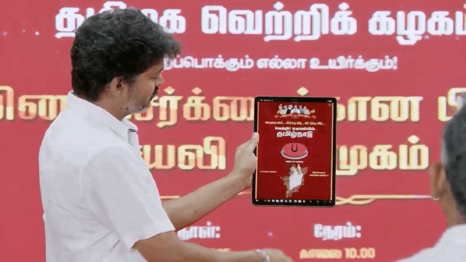 MY TVK செயலி அறிமுகம் – உறுப்பினர் சேர்க்கையைத் தொடங்கிவைத்த விஜய்!