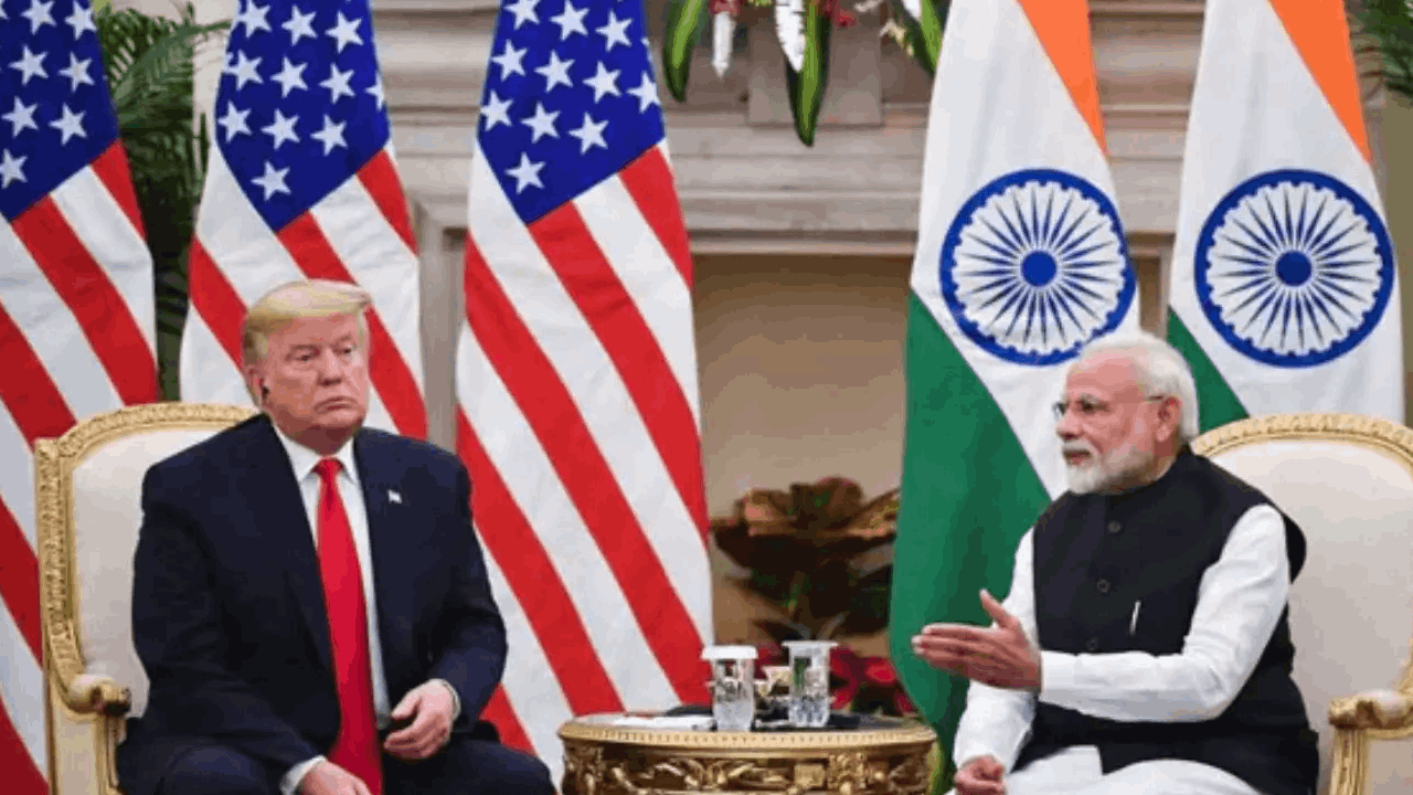 அமெரிக்க அதிபரின் திடீர் மாற்றம்.. இந்தியாவுக்கு விதிக்கப்பட்ட 25% வரி ஒத்திவைப்பு!