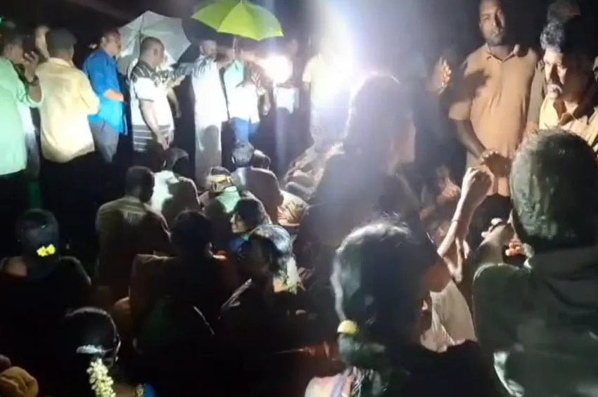    “சாமி கும்பிட கூடாதுன்னு சொல்ல இது என்ன மன்னர்காலமா..?