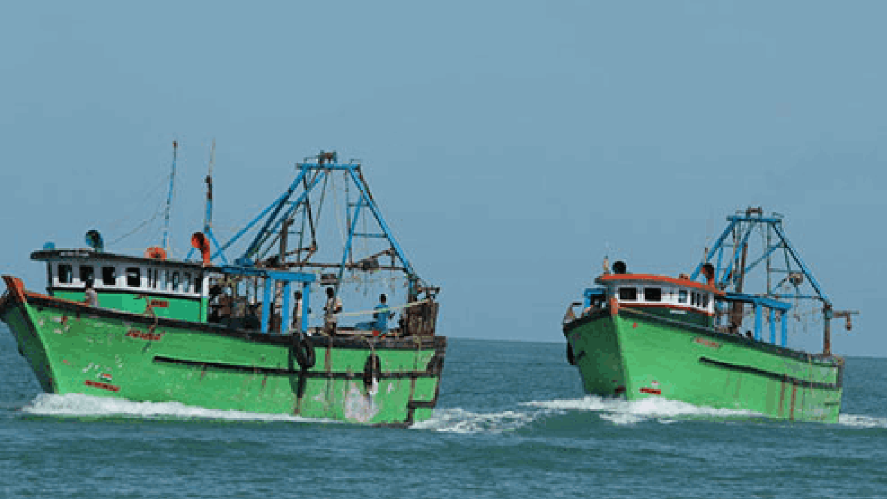 இலங்கை கடற்படையால் மீனவர்கள் கைது: ராமேஸ்வரத்தில் காலவரையற்ற வேலைநிறுத்தம்!