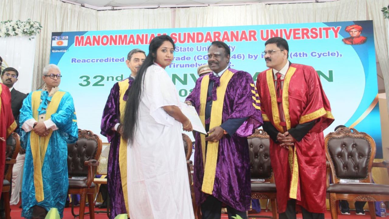 ஆளுநரிடம் பட்டம் பெற மறுப்பு.. மாணவியின் செயலால் பரபரப்பு!