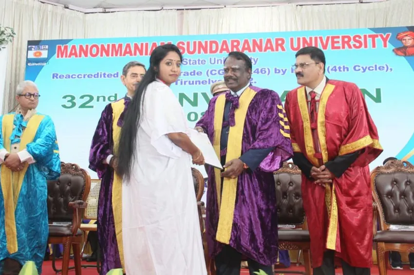 ஆளுநரிடம் பட்டம் பெற மறுப்பு.. மாணவியின் செயலால் பரபரப்பு!