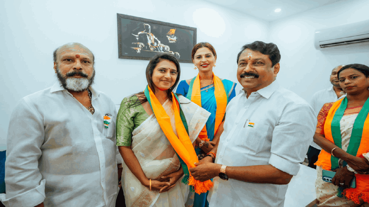  பாஜகவில் இணைந்த பிரபல நடிகை கஸ்தூரி மற்றும் நமிதா மாரிமுத்து.. பூங்கொத்து கொடுத்து வரவேற்ற நயினார் நாகேந்திரன்!