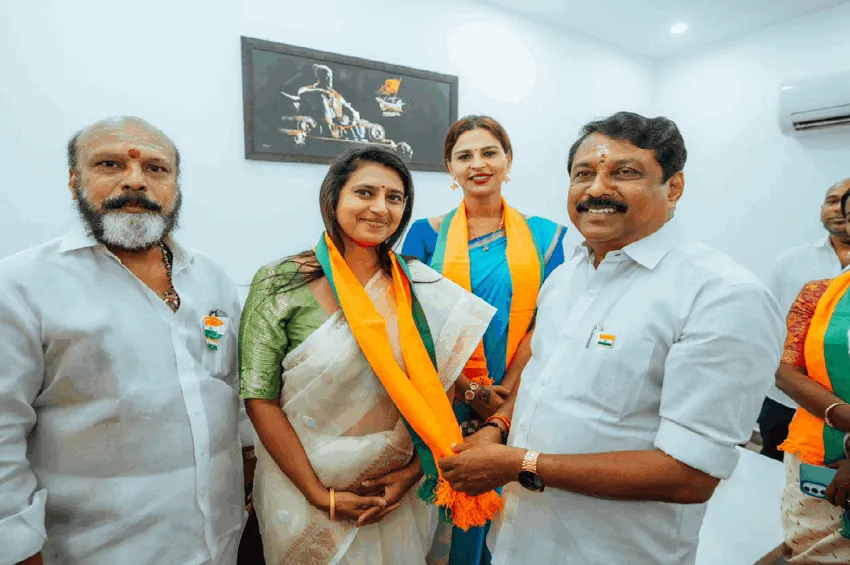  பாஜகவில் இணைந்த பிரபல நடிகை கஸ்தூரி மற்றும் நமிதா மாரிமுத்து.. பூங்கொத்து கொடுத்து வரவேற்ற நயினார் நாகேந்திரன்!