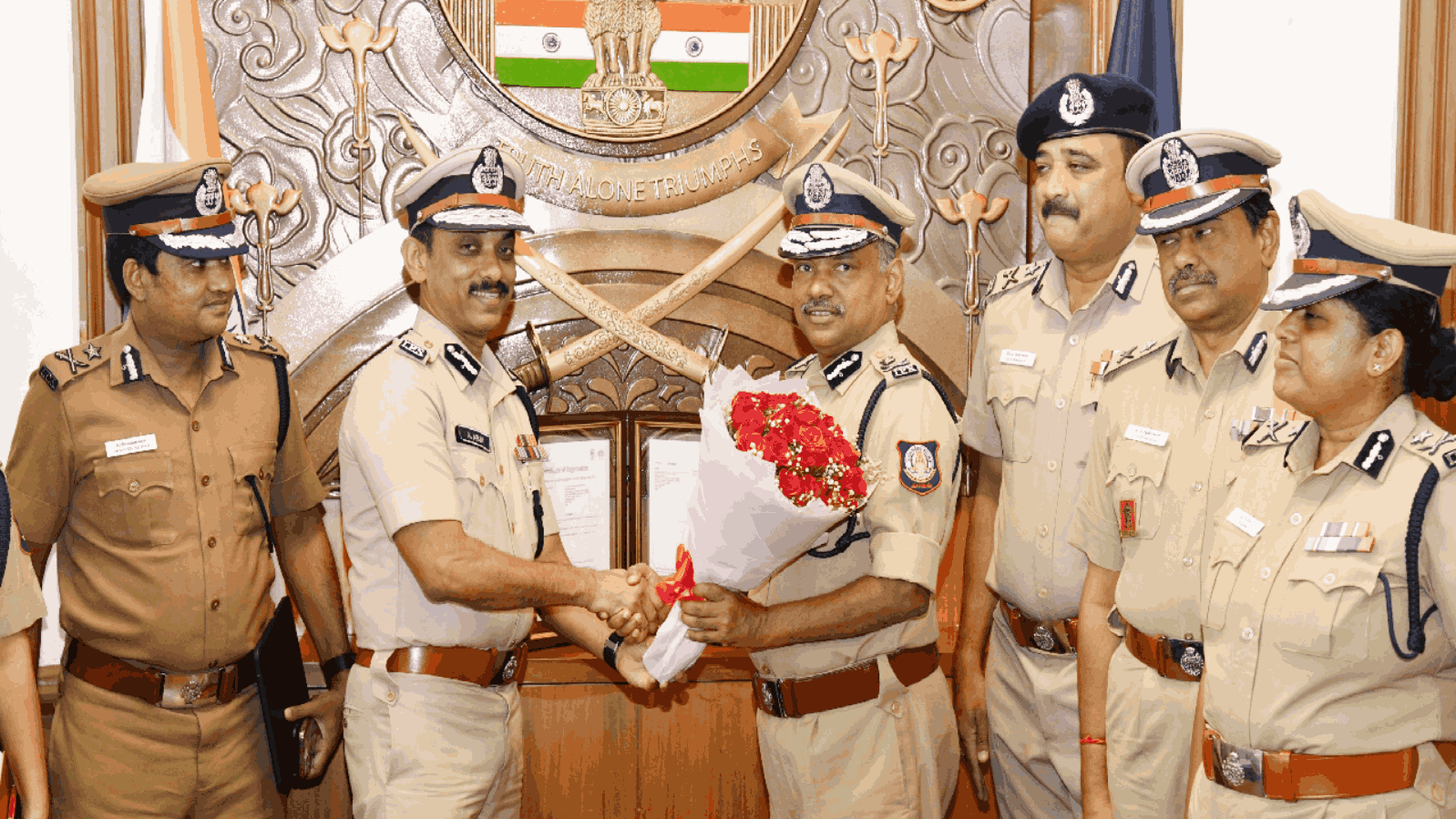 சட்டம்- ஒழுங்கு டிஜிபி வெங்கடராமன் பொறுப்பேற்பு: நேரில் வாழ்த்து தெரிவித்த சென்னை காவல் ஆணையர்!