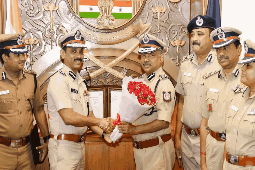 சட்டம்- ஒழுங்கு டிஜிபி வெங்கடராமன் பொறுப்பேற்பு: நேரில் வாழ்த்து தெரிவித்த சென்னை காவல் ஆணையர்!