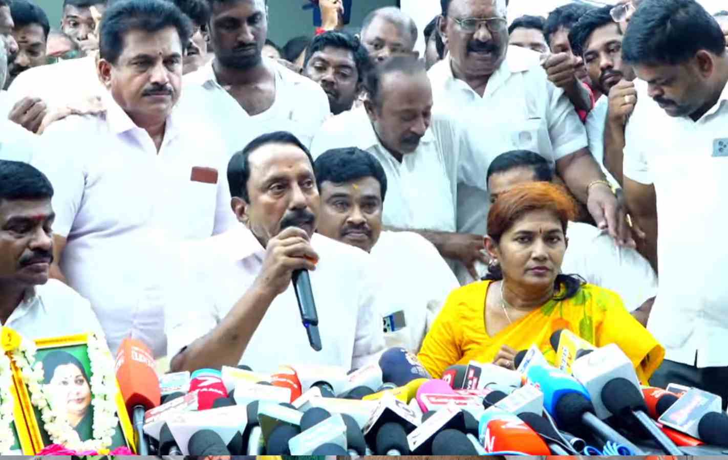 செங்கோட்டையன் பதவி பறிப்பு..எடப்பாடி பழனிசாமி அதிரடி.. அதிமுகவில் உச்சக்கட்ட மோதல்!
