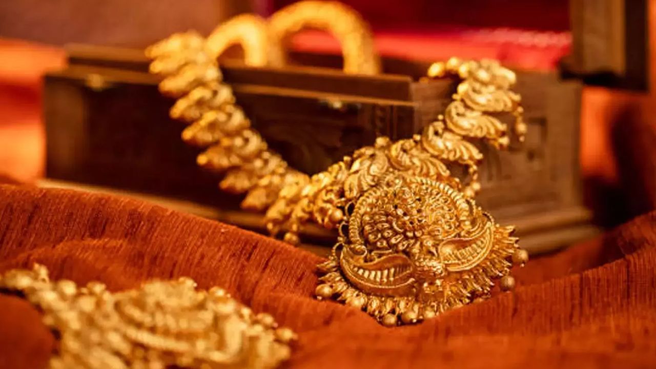 வரலாற்றில் புதிய உச்சம்: தங்கம் விலை அதிரடி உயர்வு.. எவ்வளவு தெரியுமா?