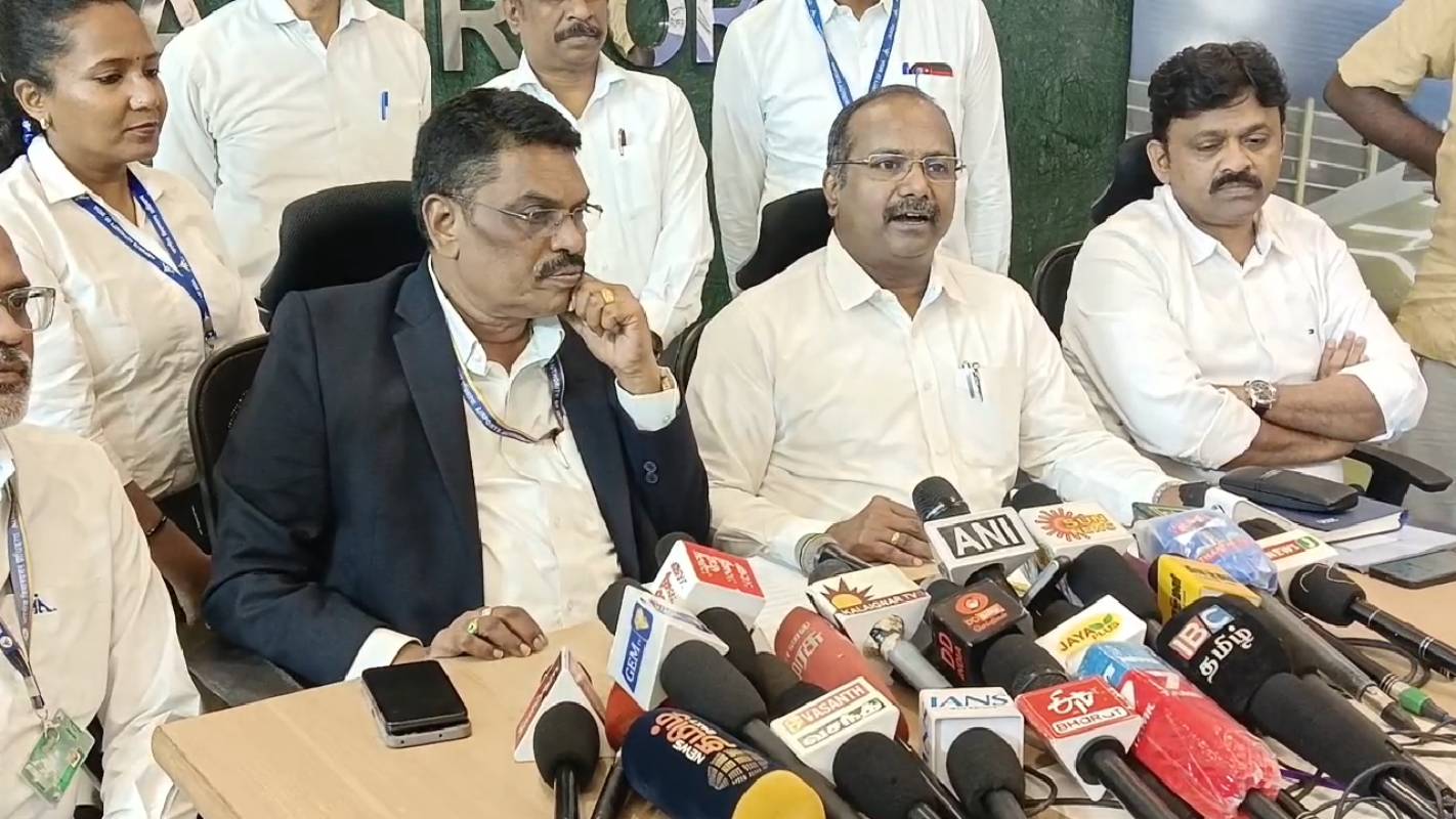  சென்னை விமான நிலையத்தில் யாத்ரி சேவா திவஸ்.. பாரம்பரிய முறையில் பயணிகளுக்கு உற்சாக வரவேற்பு!