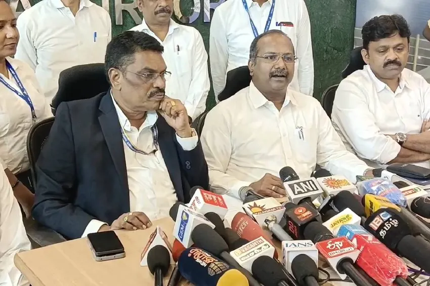  சென்னை விமான நிலையத்தில் யாத்ரி சேவா திவஸ்.. பாரம்பரிய முறையில் பயணிகளுக்கு உற்சாக வரவேற்பு!