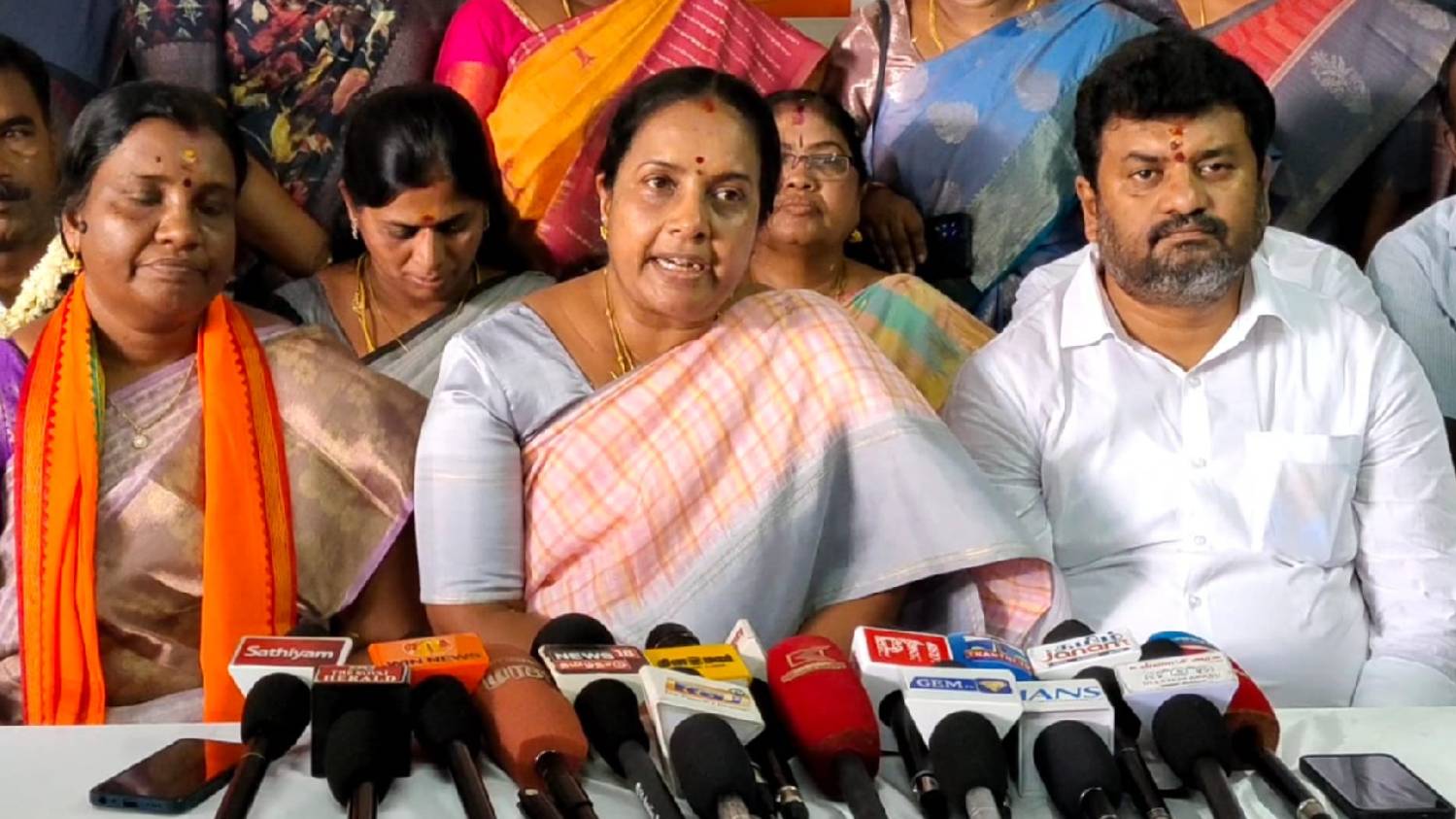 பிங்க் பெயிண்ட் அடித்தால் பிங்க் பஸ் ஆகிவிடாது - தி.மு.க-வை சாடிய வானதி சீனிவாசன்!  