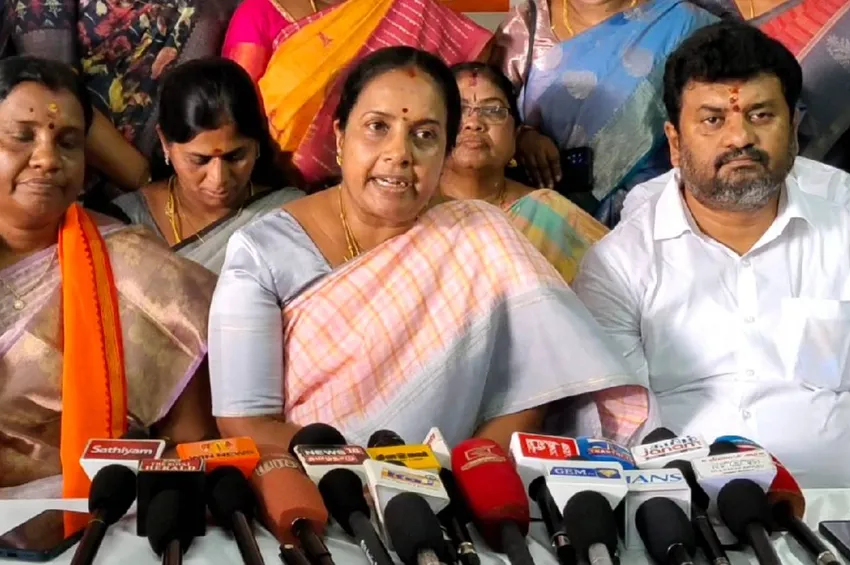 பிங்க் பெயிண்ட் அடித்தால் பிங்க் பஸ் ஆகிவிடாது - தி.மு.க-வை சாடிய வானதி சீனிவாசன்!  