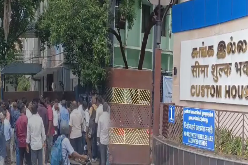 சென்னை ஐகோர்ட் உட்பட 2 இடங்களுக்கு வெடிகுண்டு மிரட்டல்- போலீஸ் விசாரணை