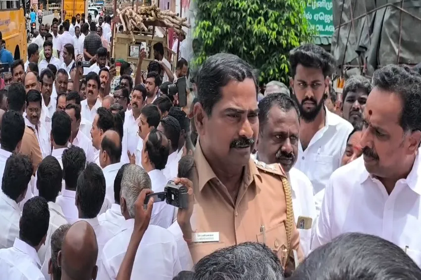சுவர் விளம்பரத்திற்கு போட்டி: கரூரில் எம்.ஆர்.விஜயபாஸ்கர் போலீசாருடன் வாக்குவாதம்