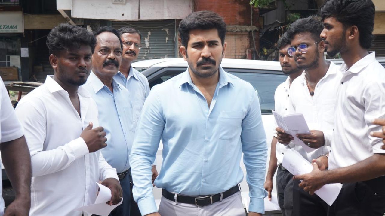 ‘சக்தித் திருமகன்’ படத்தின் முதல் நாள் வசூல் விவரம்.. எவ்வளவு தெரியுமா?